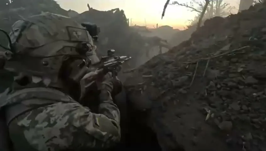 Боєць в окопі на позиції
