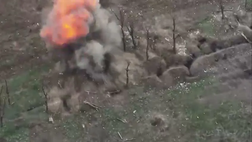 Удар по ворожих окопах, знято з дрона